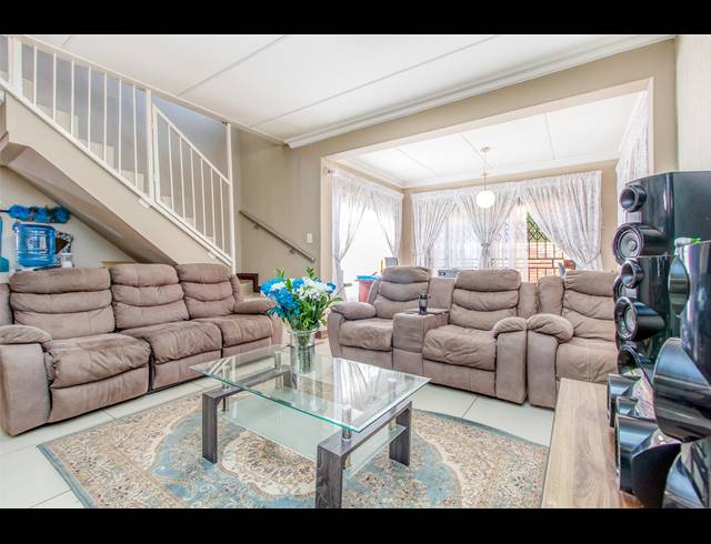 3 BEDROOM TOWNHOUSE RENTED IN RADIOKOP